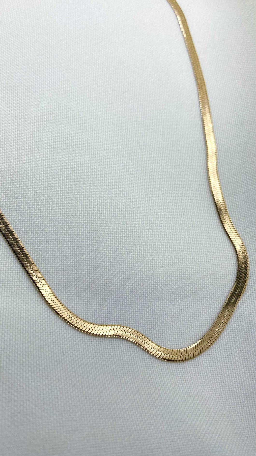 Cadena plana dorada
