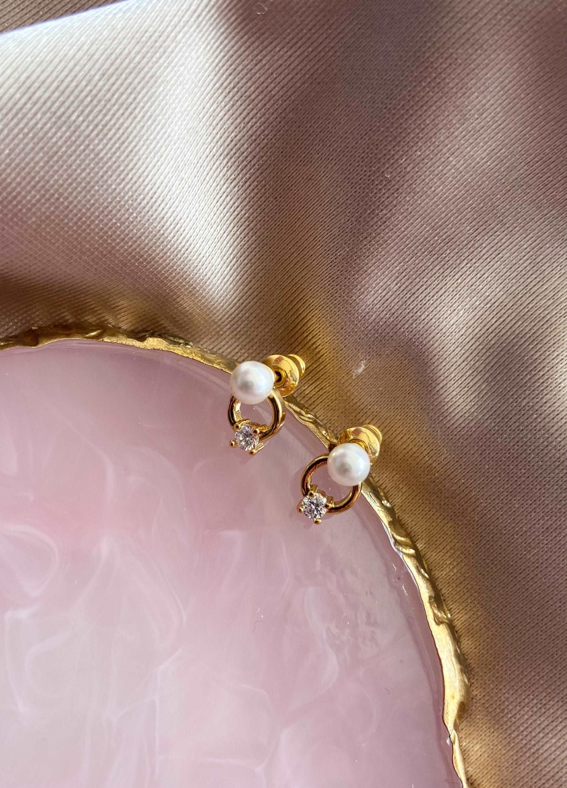 Aretes #71 Perla circulo punto zirconia