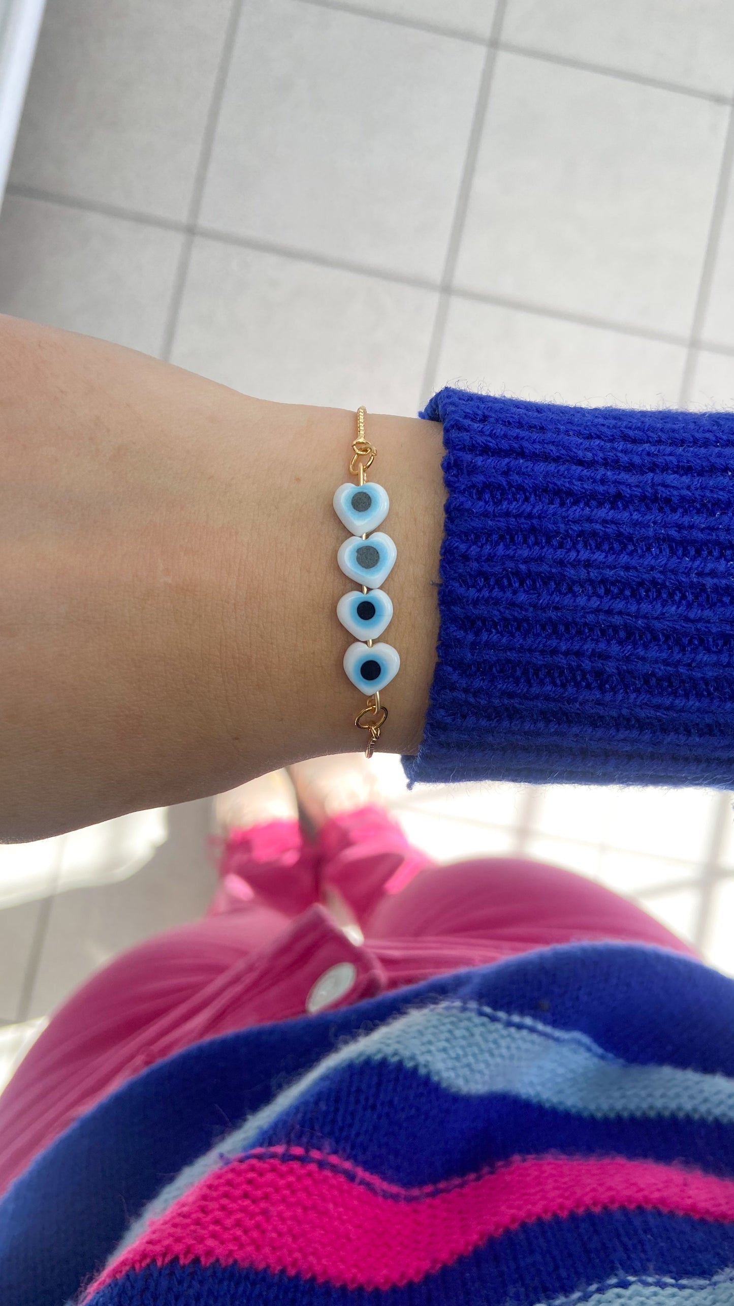 Pulsera corazones ojo blanco