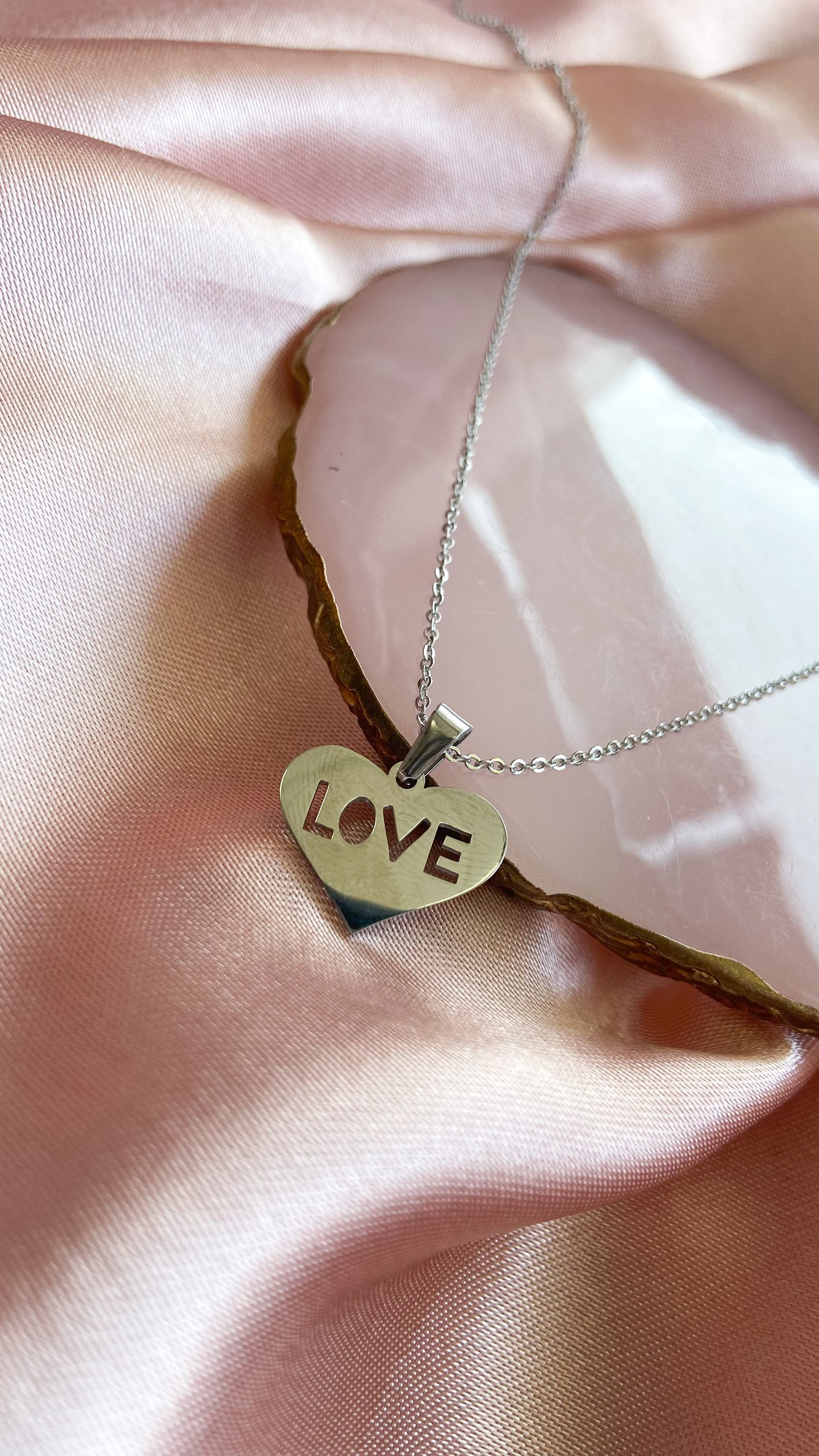 Collar corazon love hueco plateado acero # 36