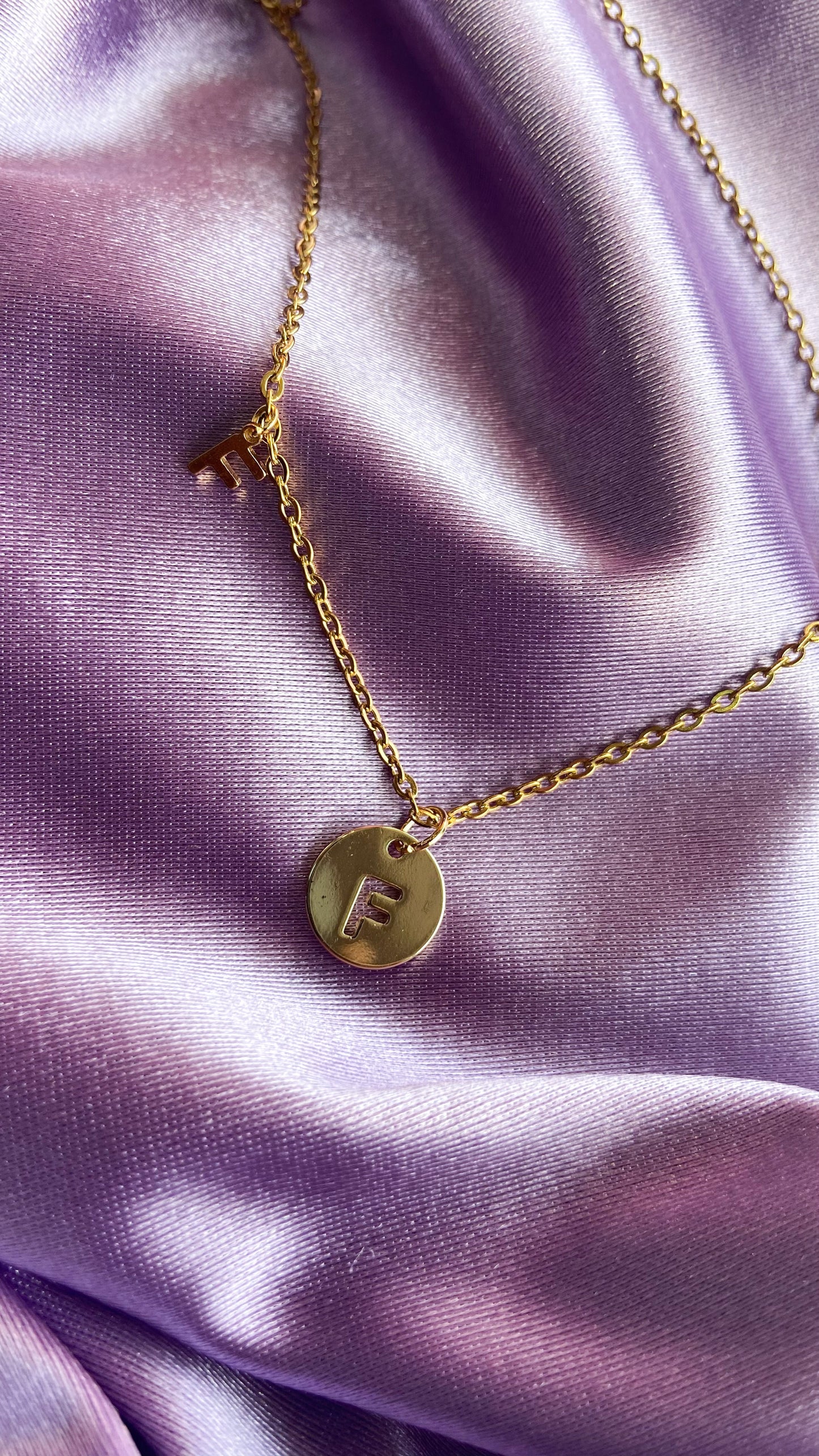 Collar Inicial hueca con letra mini #9