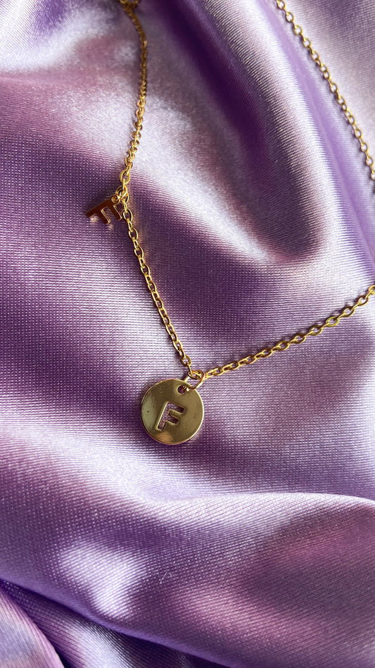 Collar Inicial hueca con letra mini #9