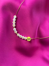 Cargar imagen en el visor de la galería, Collar frases letras plastico blanco con dorado
