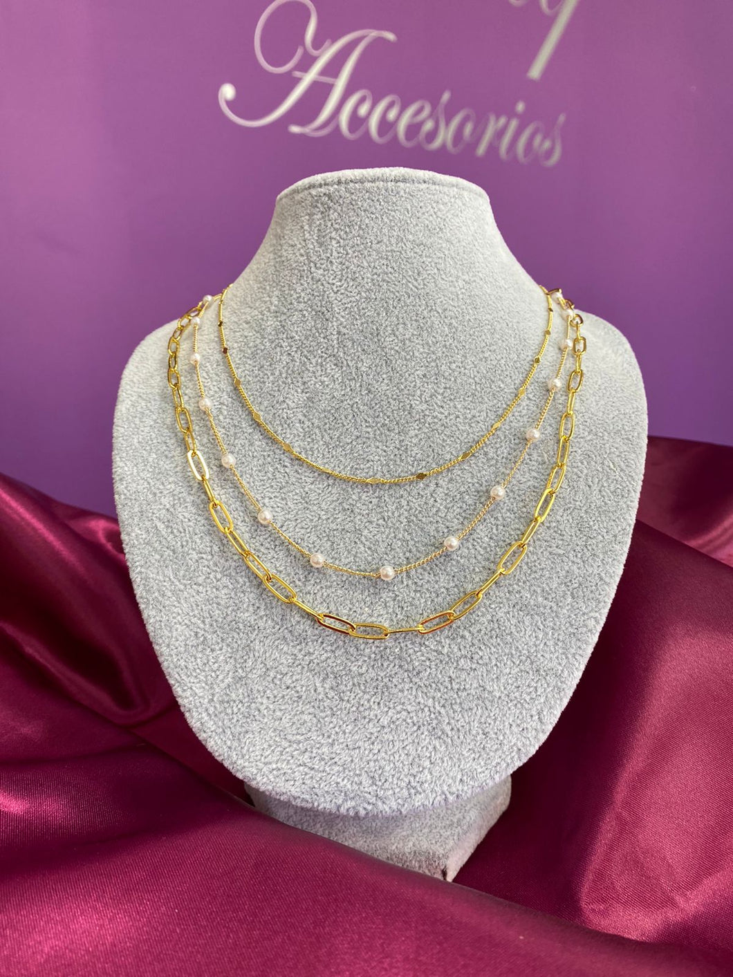 Collar triple rombo, Perla, eslabones delgados