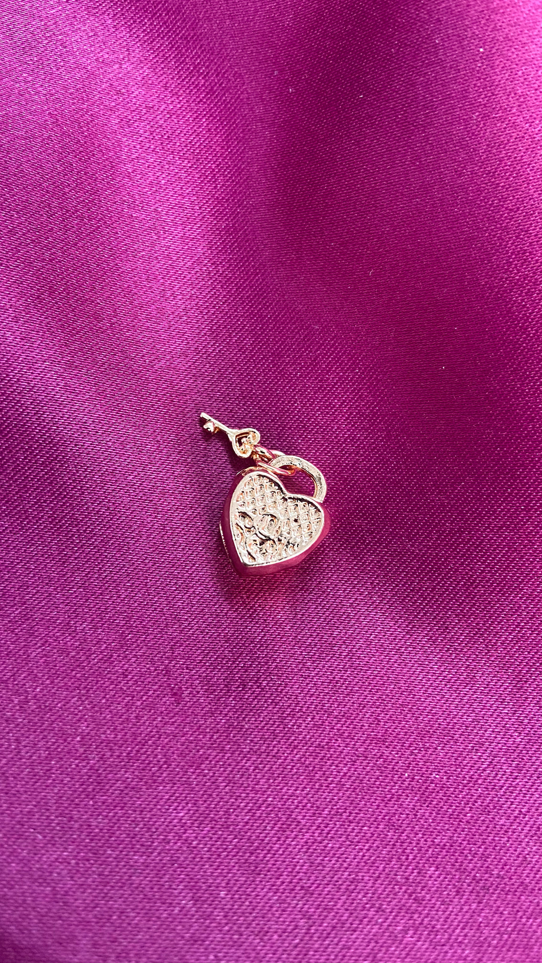 Dije para pulsera #27 corazon con llave rose gold
