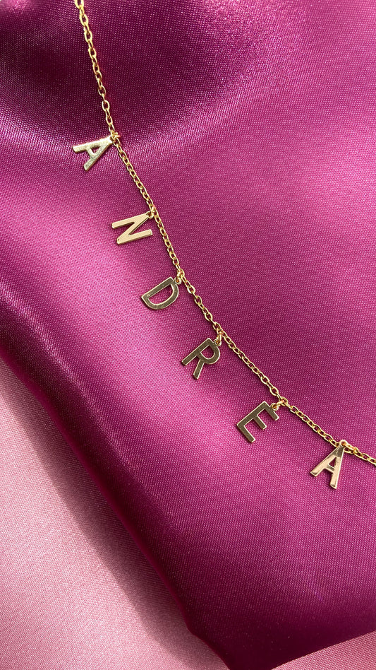 Collar letras colgantes medianas personalizado