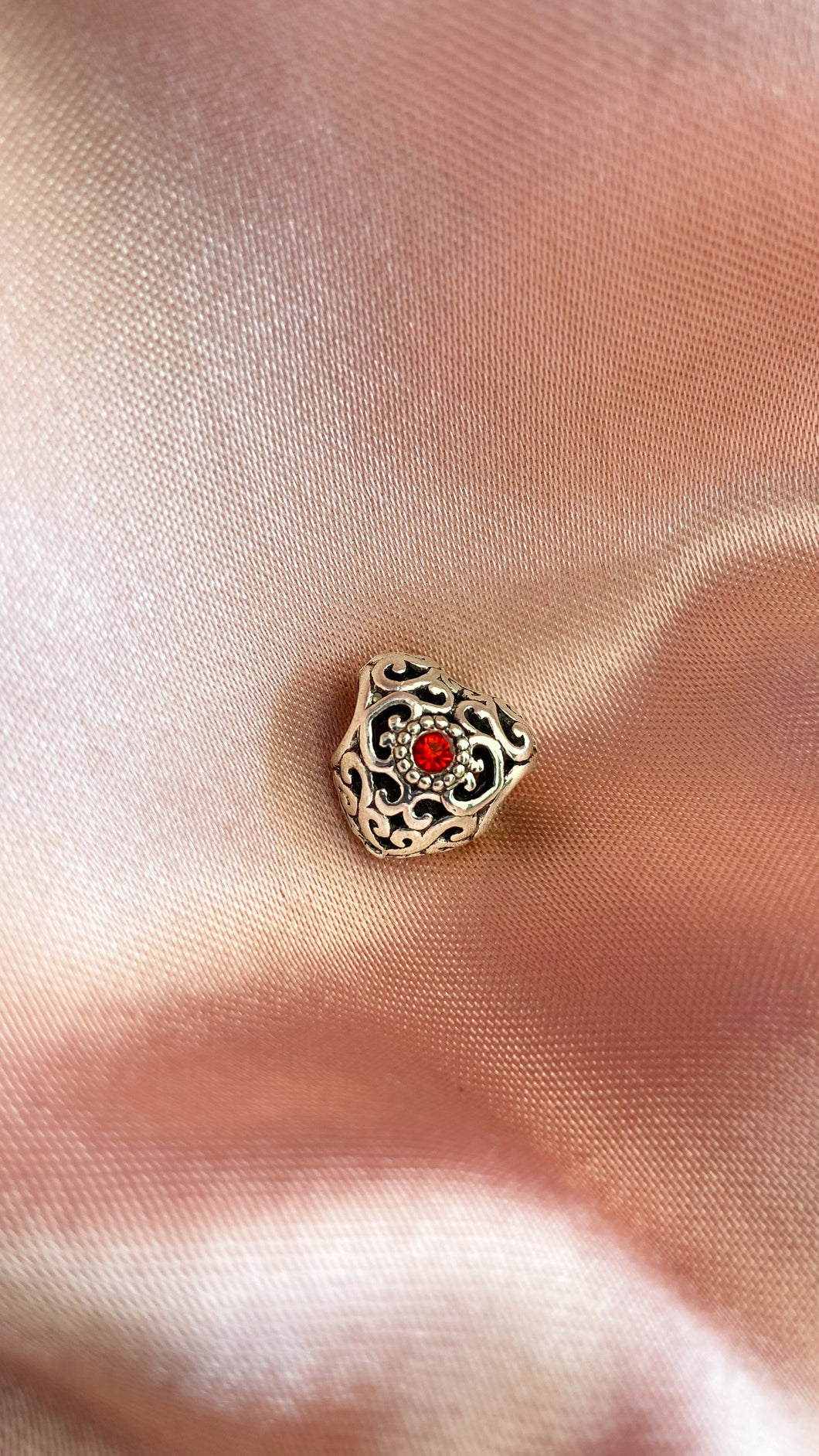 Dije para pulsera #6 corazon con piedra cristal rojo fuerte