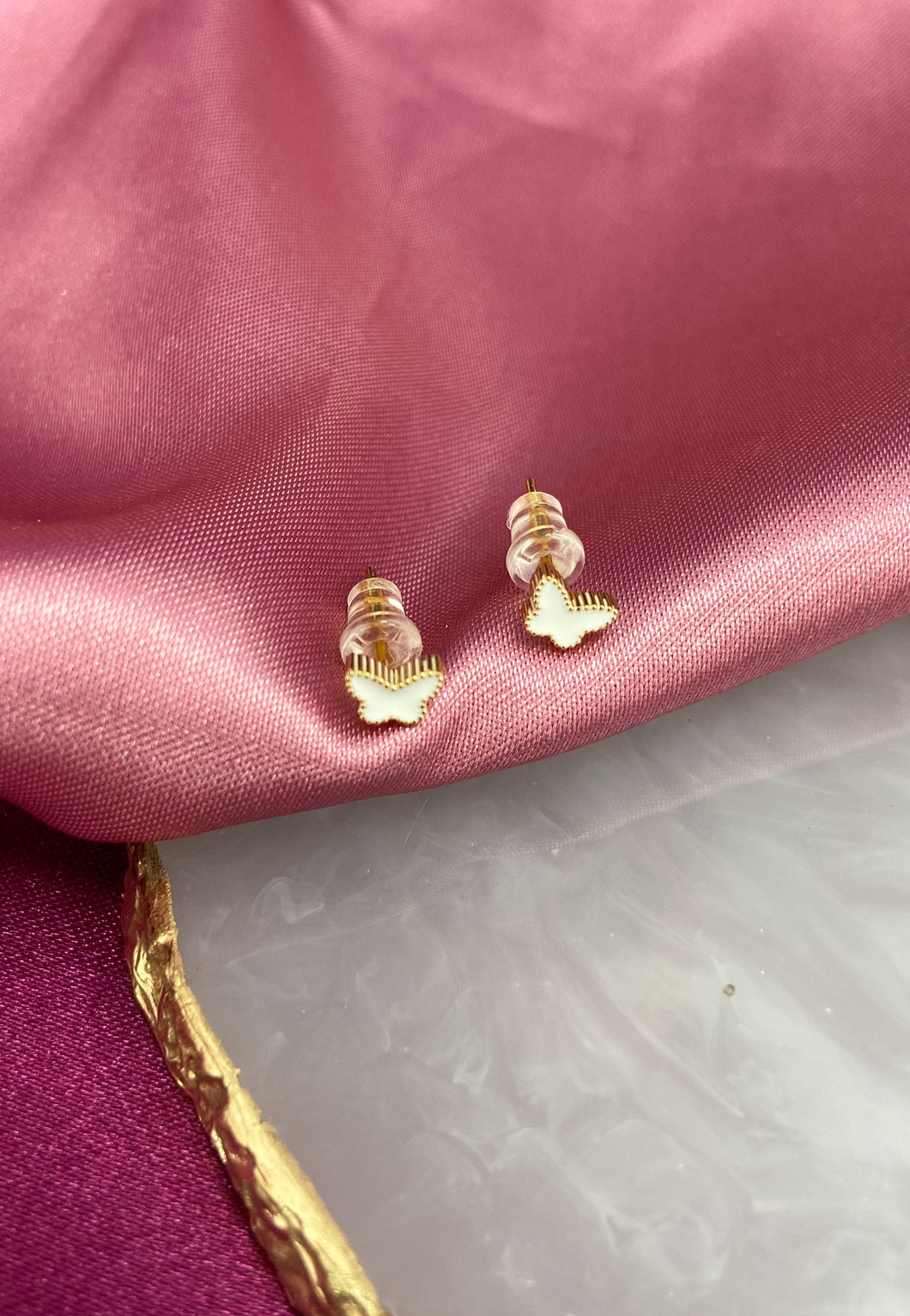 Aretes broquel mariposa blanca #185A