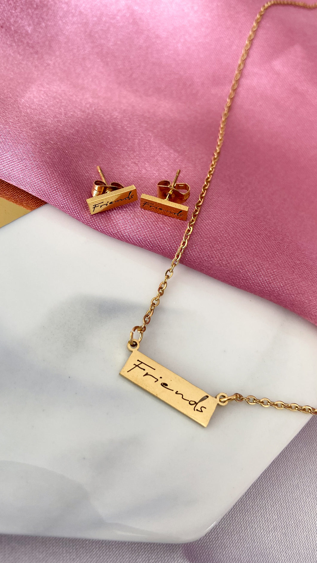 Collar y aretes placa friends #19