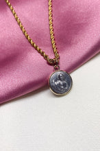 Cargar imagen en el visor de la galería, Collar Sagrado corazon #u11 con torsal dorada
