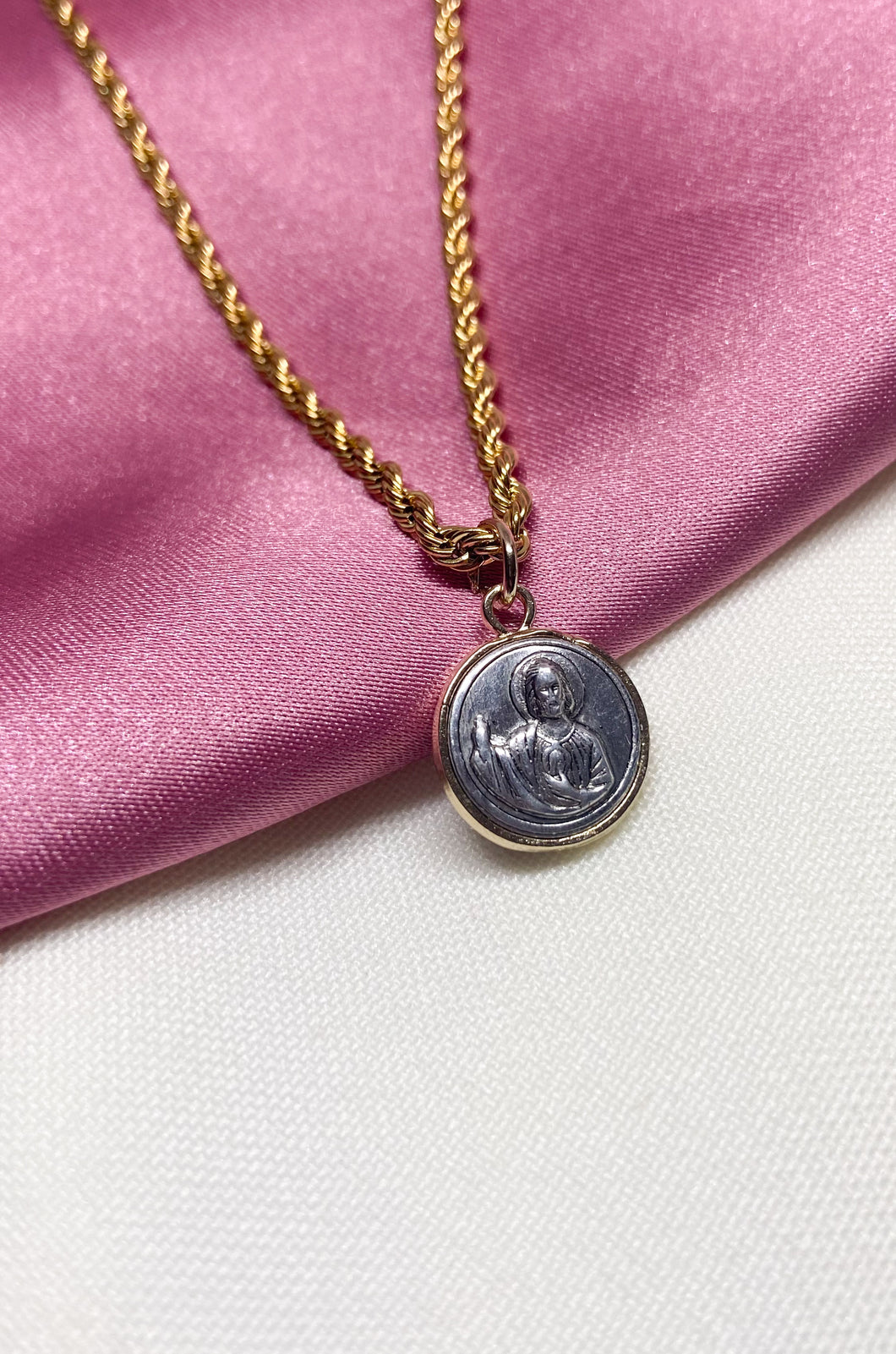 Collar Sagrado corazon #u11 con torsal dorada