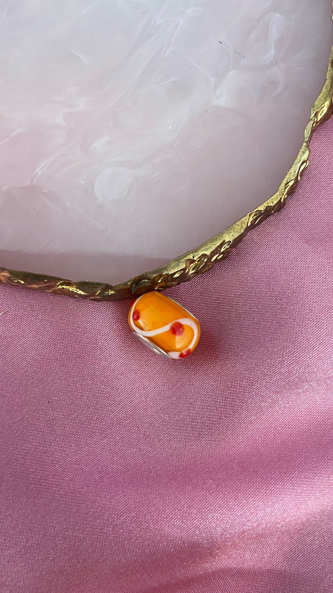 Dije para pulsera #87 fondo naranja figuras