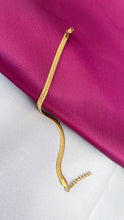 Cargar imagen en el visor de la galería, Pulsera plana dorada # 38
