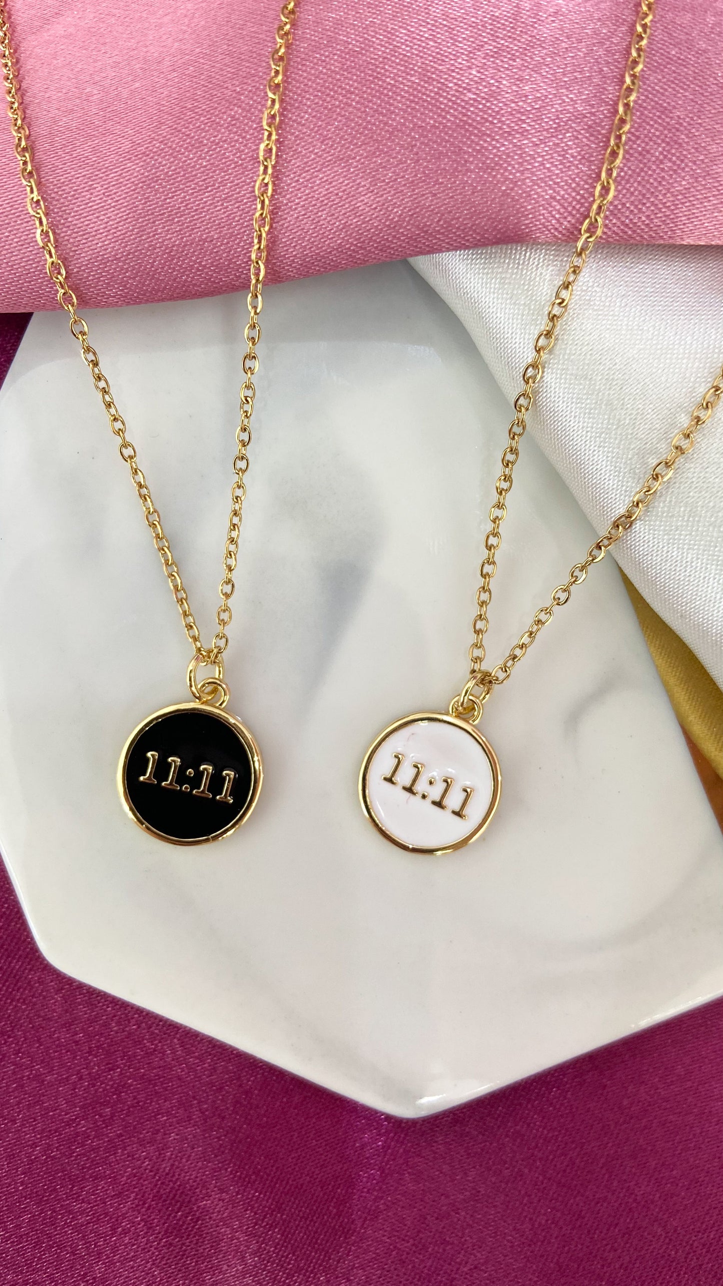 Collar 11:11 blanco negro #L
